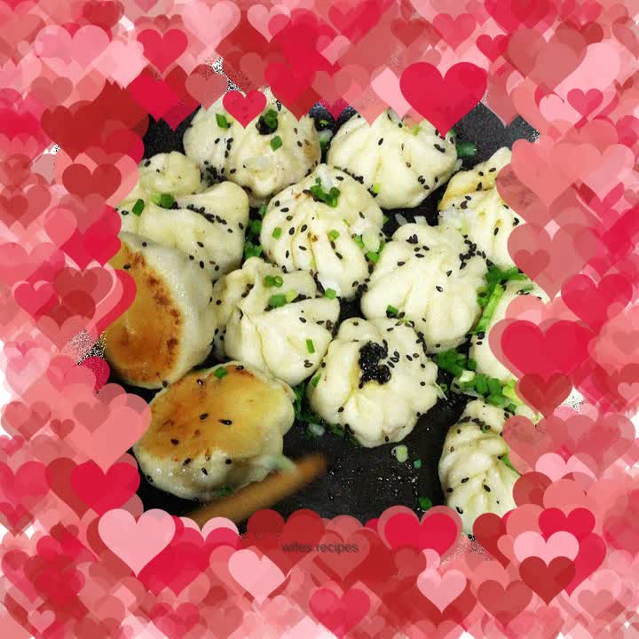 Pan-fried buns stuffed with onion, ginger and meat