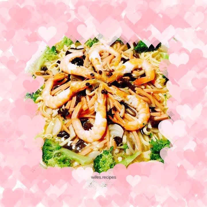 Dried shredded fresh shrimps in soup