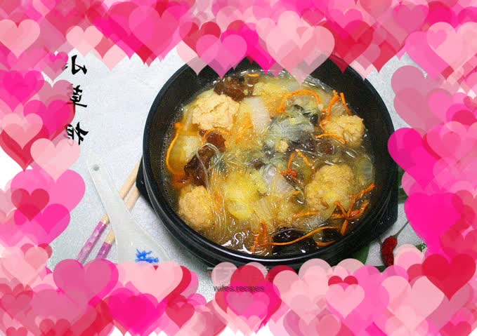 Cordyceps, cabbage, fungus, meatballs and vermicelli soup