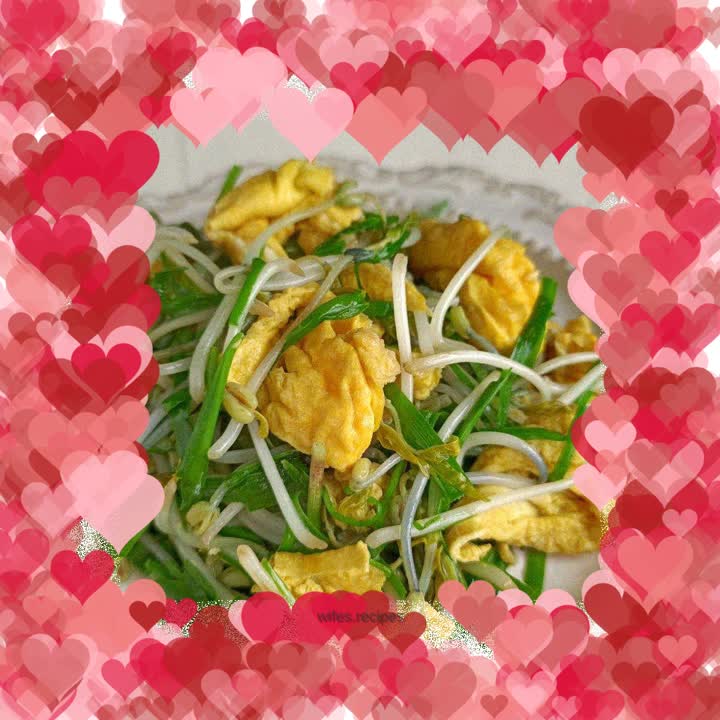 Fried bean sprouts with leeks and eggs