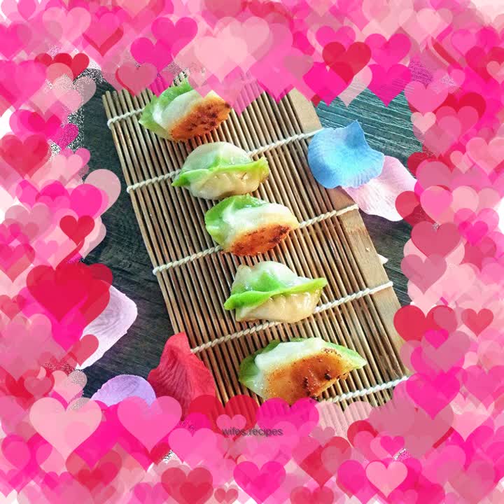 Pan-fried dumplings with cabbage and pork