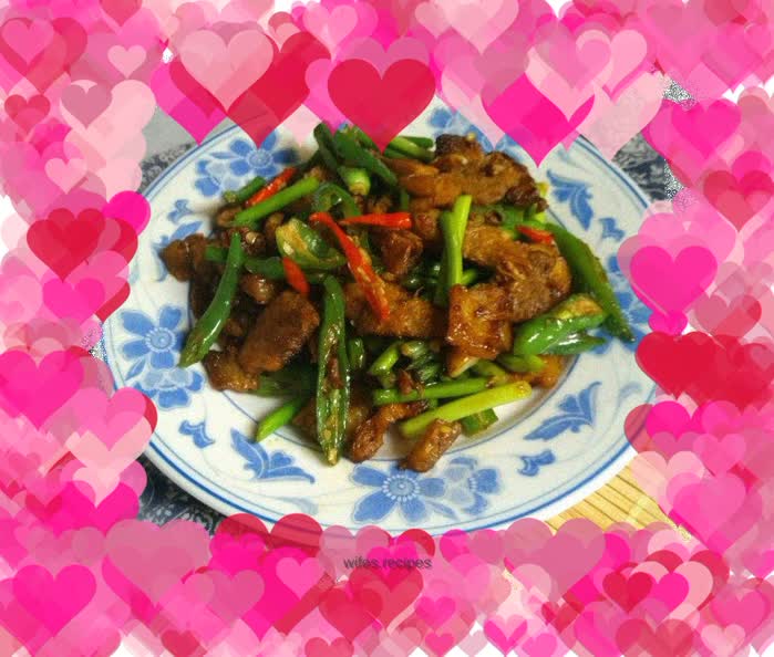 Stir-fried elbow pork with garlic
