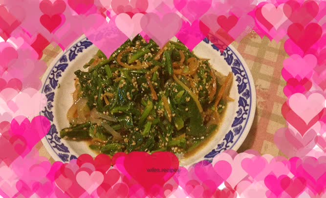 Spinach and carrot shreds mixed with vermicelli