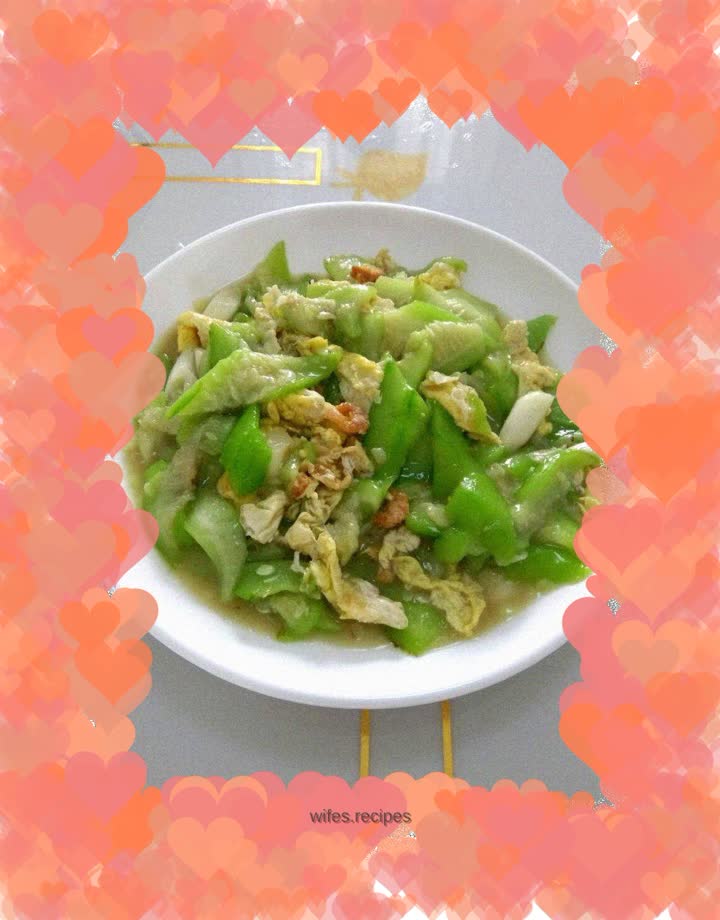 Fried eggs with dried shrimps and loofah