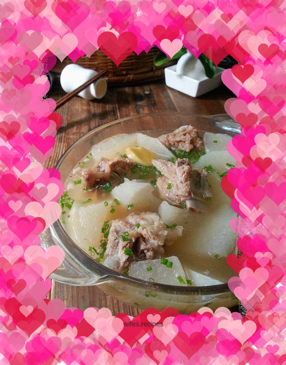 Beauty and slimming~~White radish stewed pork ribs soup