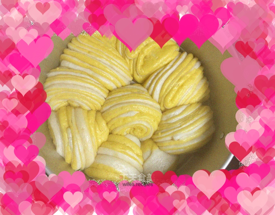 Pumpkin-faced two-color flower roll