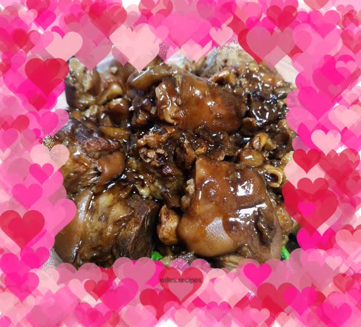 Braised pork trotters