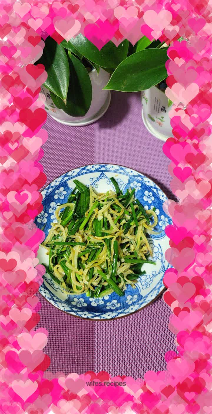 Stir-fried whitebait with leeks