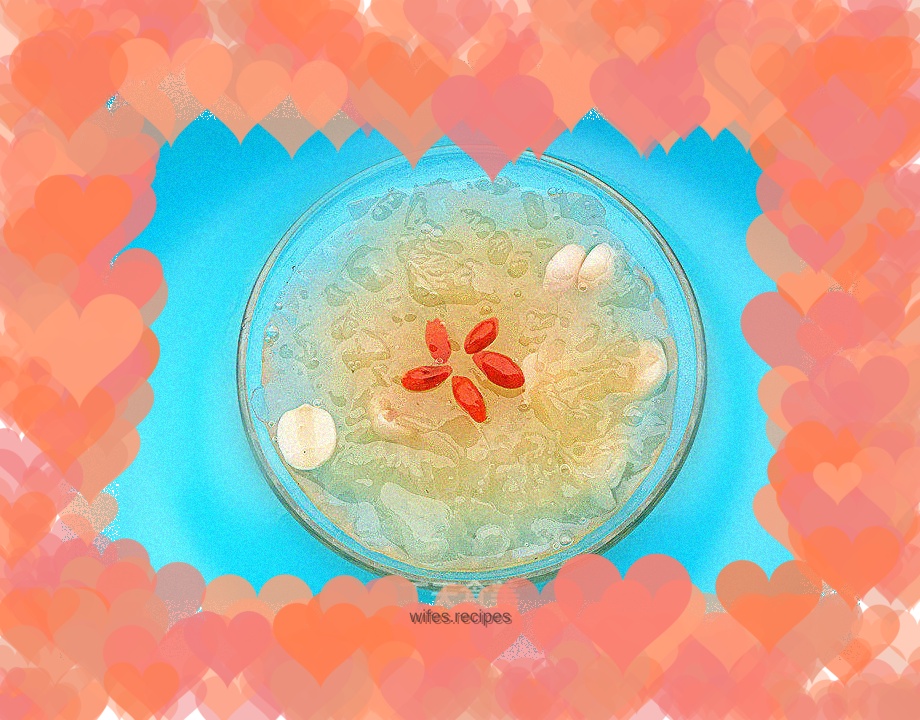 Stewed white fungus with wolfberry