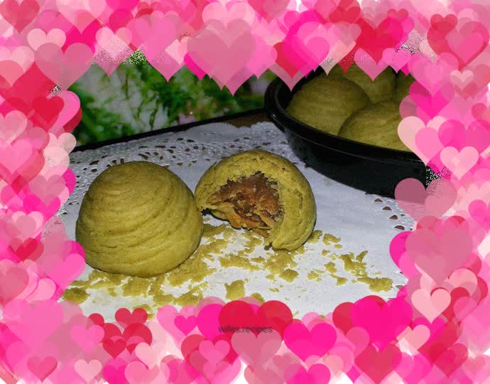 Matcha lotus paste cake