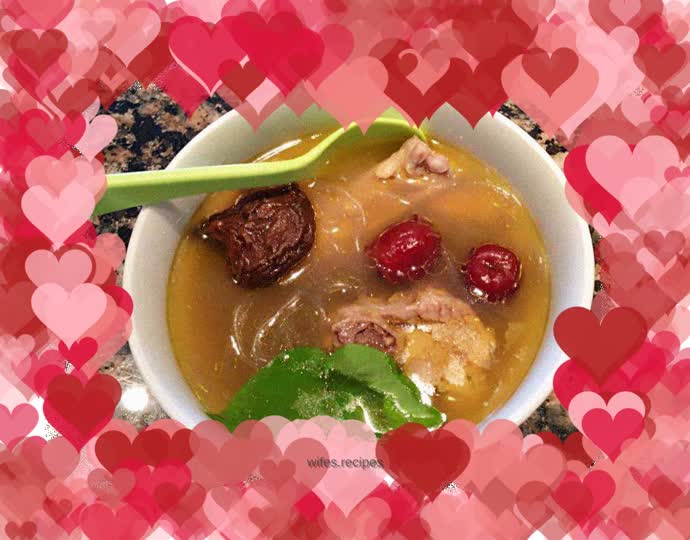 Chicken soup with red dates and mushrooms