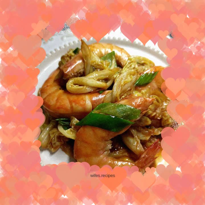 Stir-fried shrimps with cabbage leaves