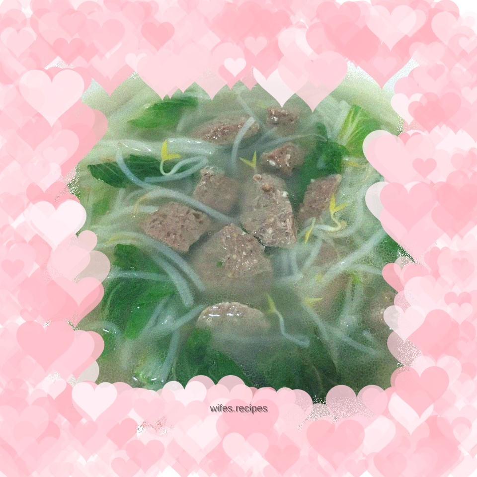 Cabbage, meatballs and bean sprouts soup