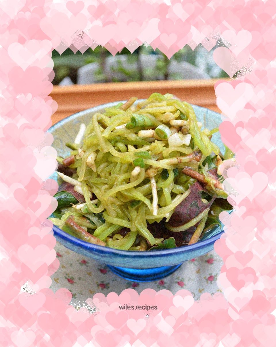 Houttuynia cordata mixed with green bamboo shoots