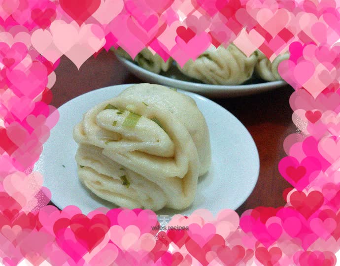 Onion-flavored flower rolls