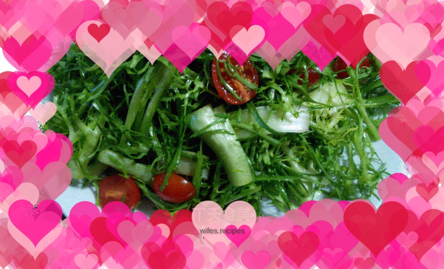 Bitter chrysanthemum mixed with cherry tomatoes