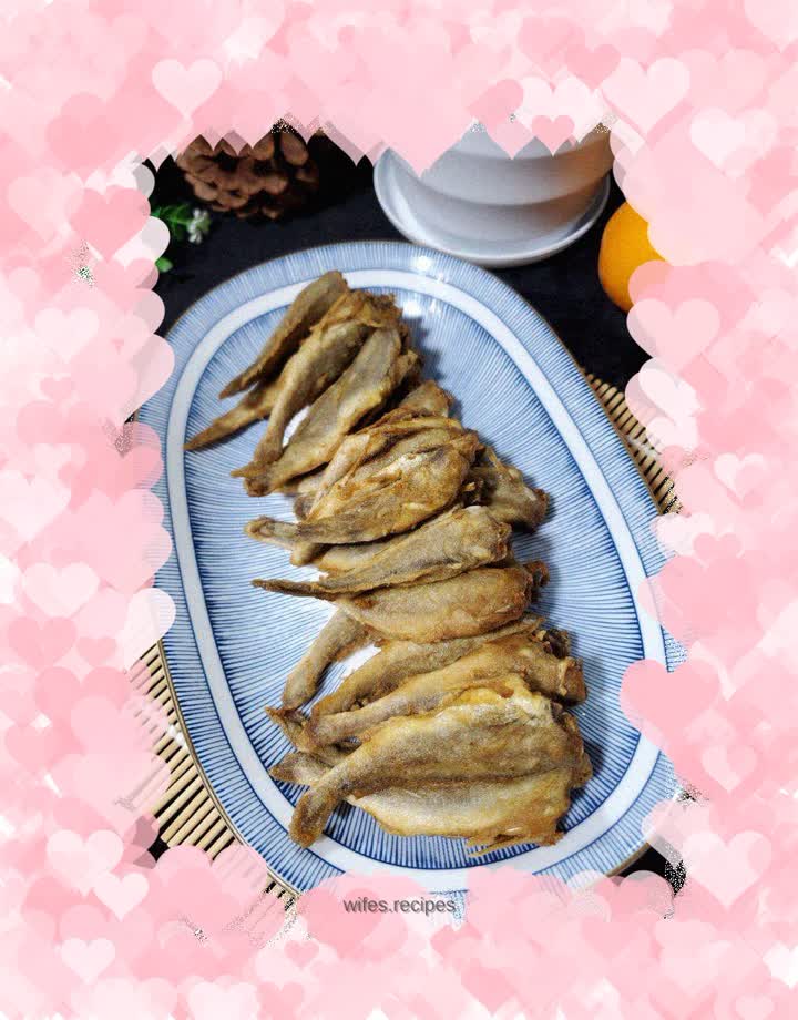Fried small yellow croaker