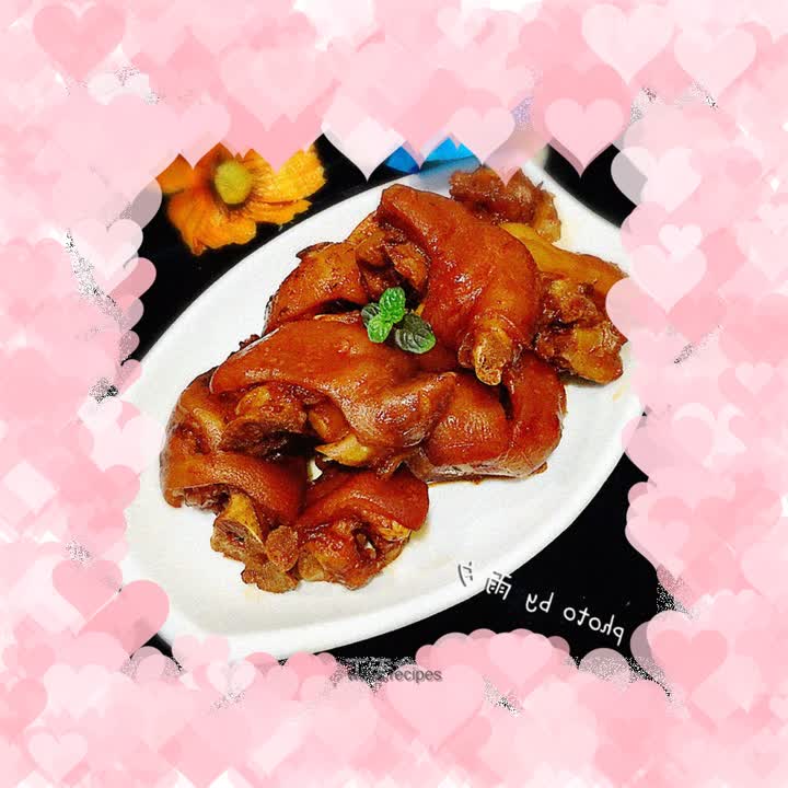 Braised pork trotters