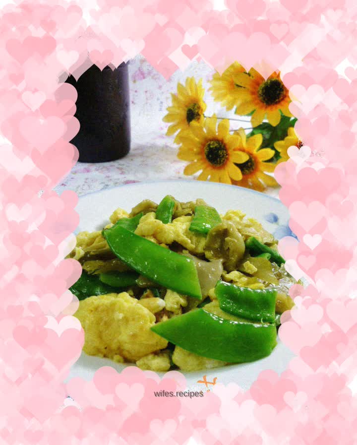 Scrambled eggs with snow peas and mustard slices