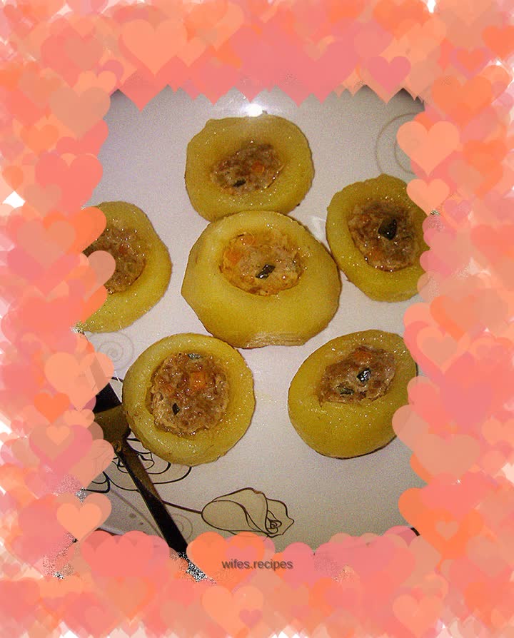 Fried potato stuffed with meat
