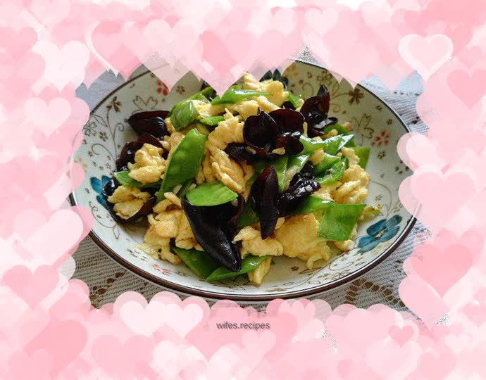 Scrambled eggs with black fungus and snow peas