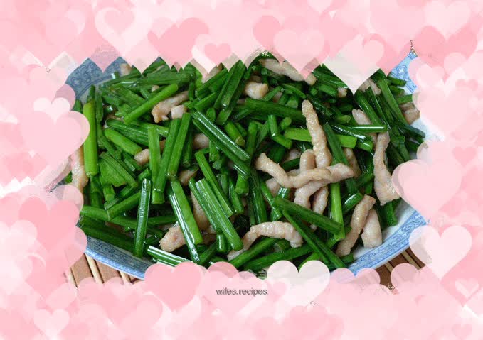 Stir-fried shredded lean pork with chives and greens