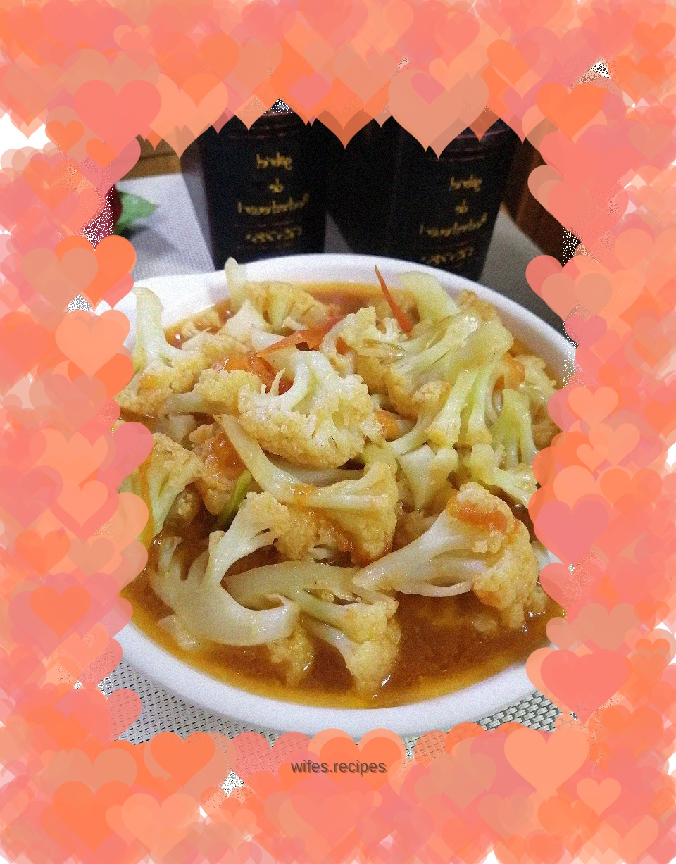 Stir-fried cauliflower with tomatoes