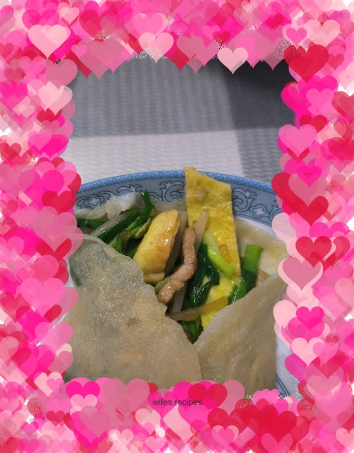 The fallen flowers are full of spring, and the sparse willows reflect the new pond