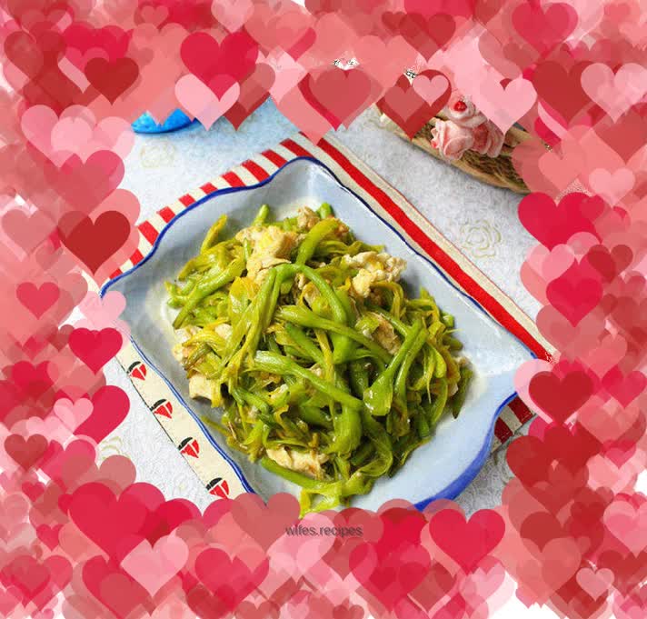 Scrambled eggs with fresh yellow flowers