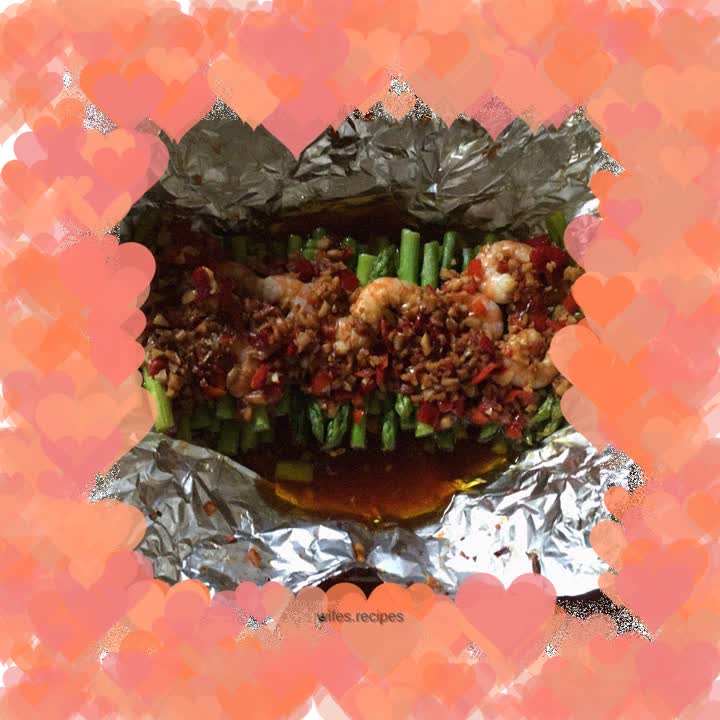 Grilled Asparagus with Chopped Pepper and Garlic Sauce