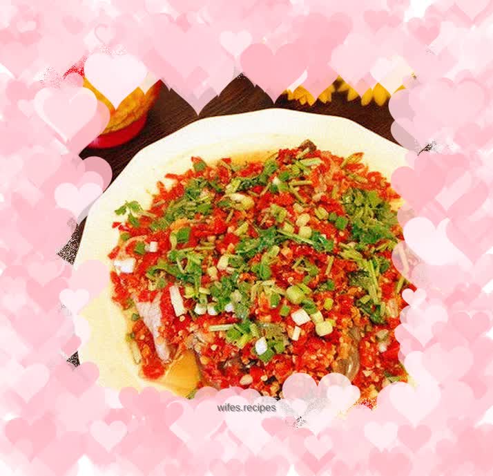 Fish head with chopped pepper