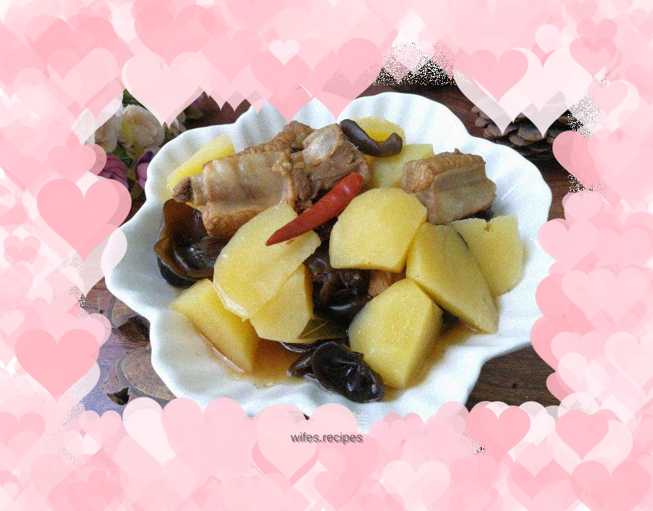 Braised pork ribs with black fungus and potatoes