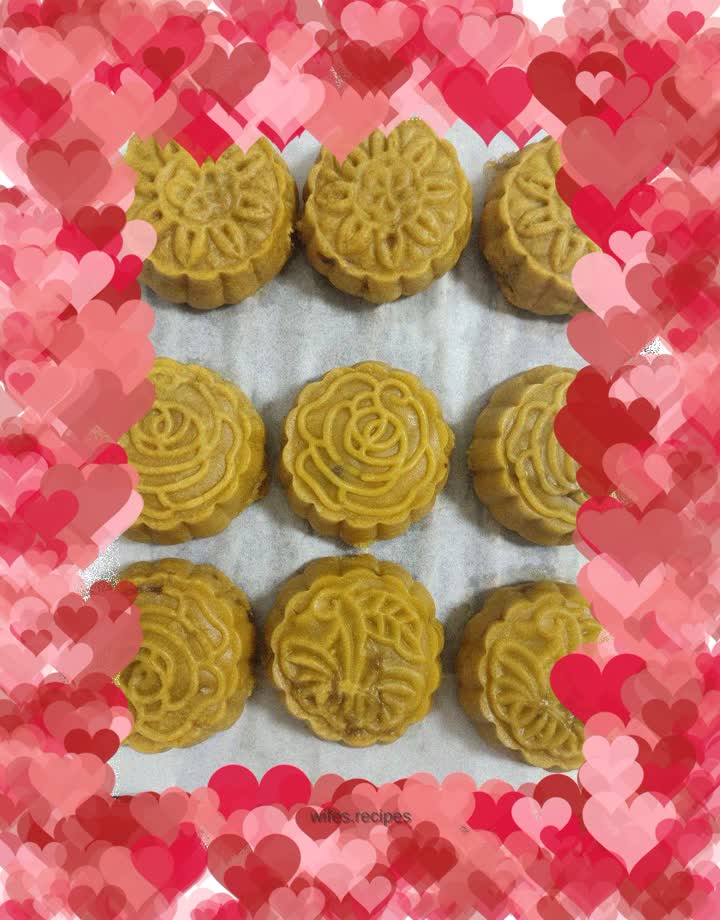 Cantonese style rose mooncake