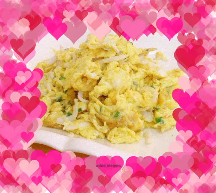 One of the best recipes for whitebait: scrambled eggs with whitebait