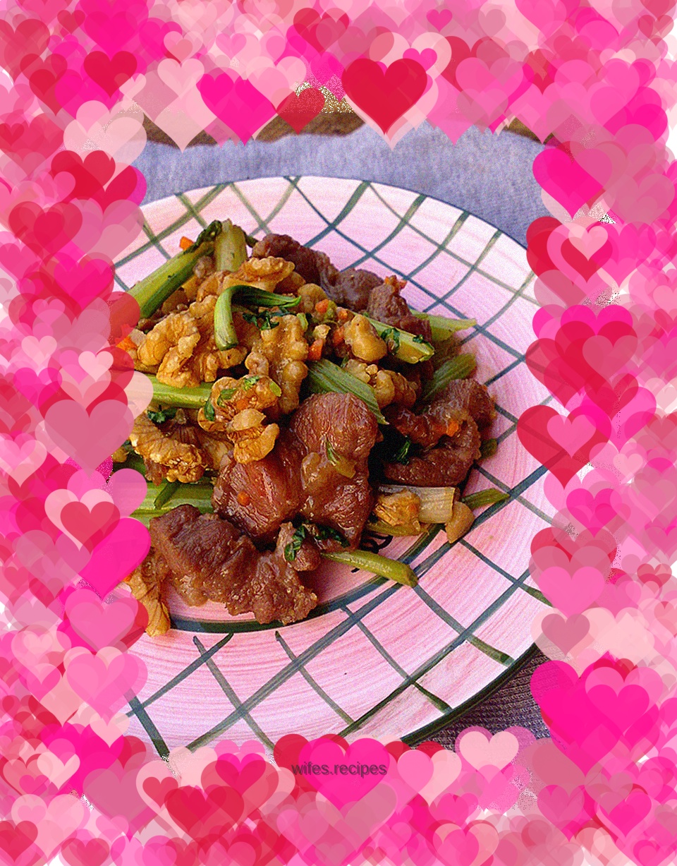 Stir-fried pork noodles with walnuts and celery