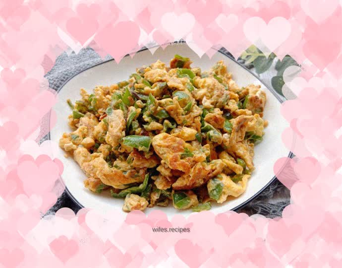 Fried eggs with green pepper