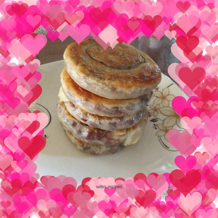 Red bean crispy pancakes with crispy outer skin and sweet adzuki bean filling. Red bean has the effect of nourishing blood. Female friends can eat more red bean