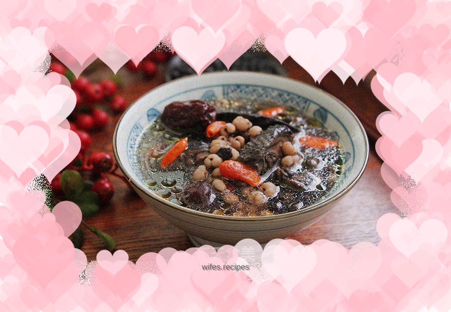 Black Bean and Shouwu Chicken Soup with Nourishing Qi and Blood