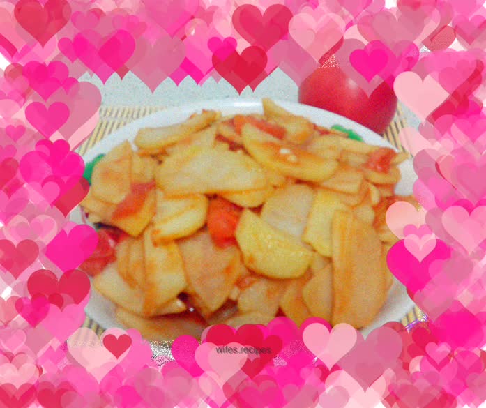 Fried potato slices with tomatoes