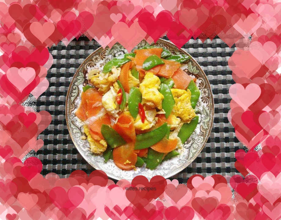 Scrambled eggs with carrots and snow peas