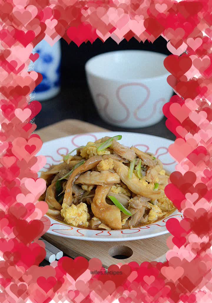 Scrambled eggs with oyster mushrooms