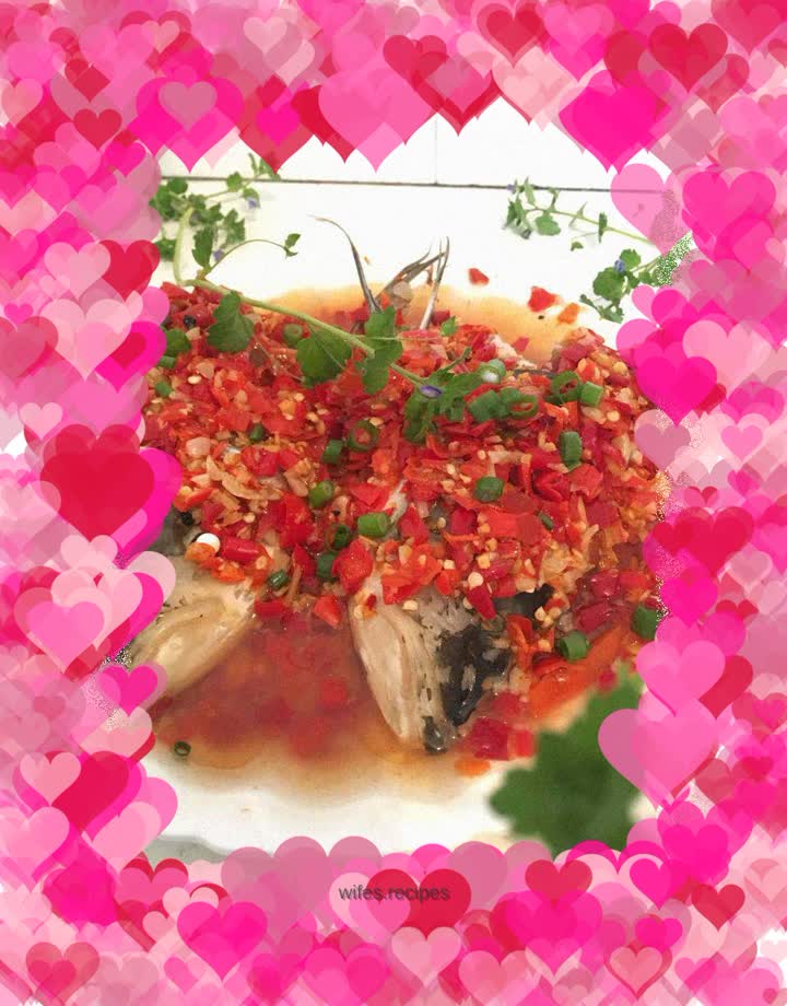 Fish head with chopped pepper