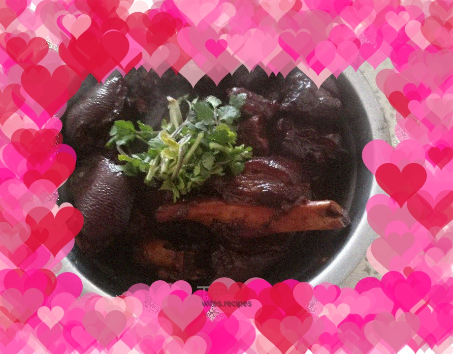 Braised pork trotters