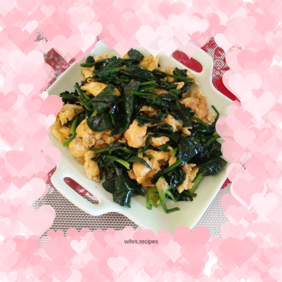 Scrambled eggs with spinach stalks