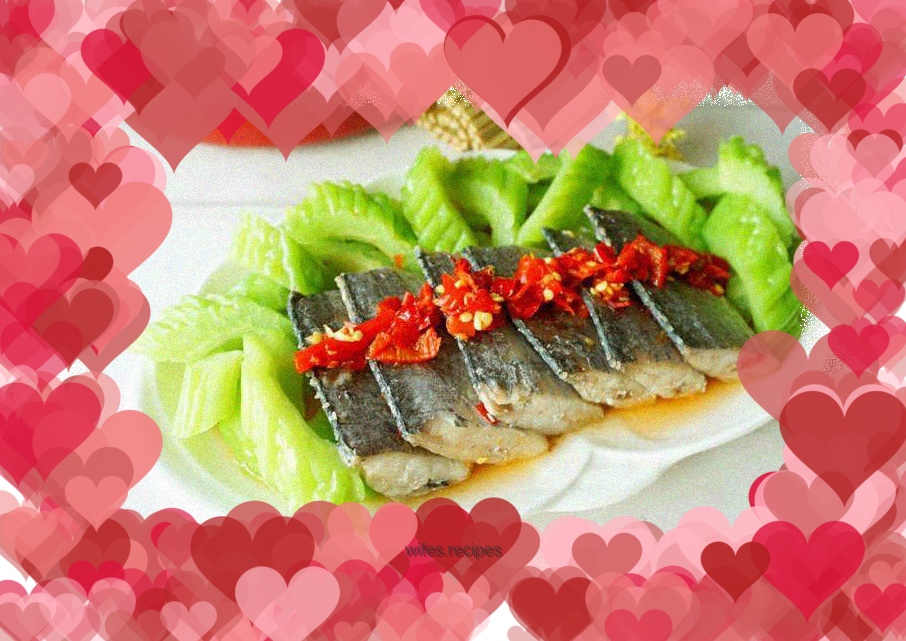 Steamed hairtail fish with bitter melon, chopped pepper