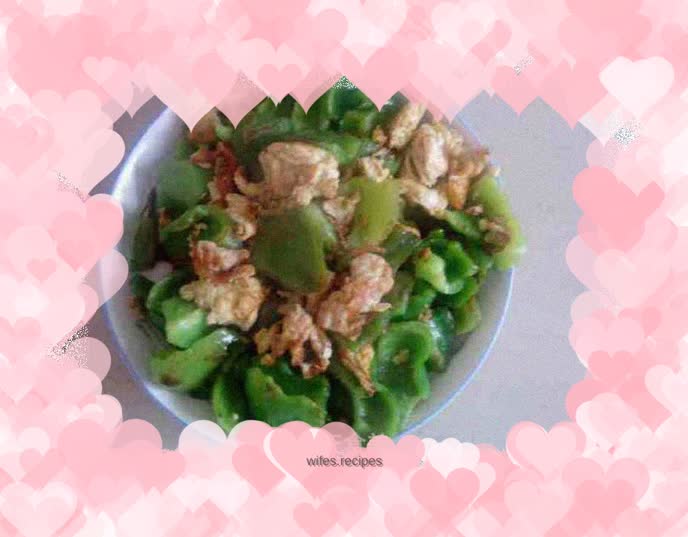 Fried eggs with green pepper
