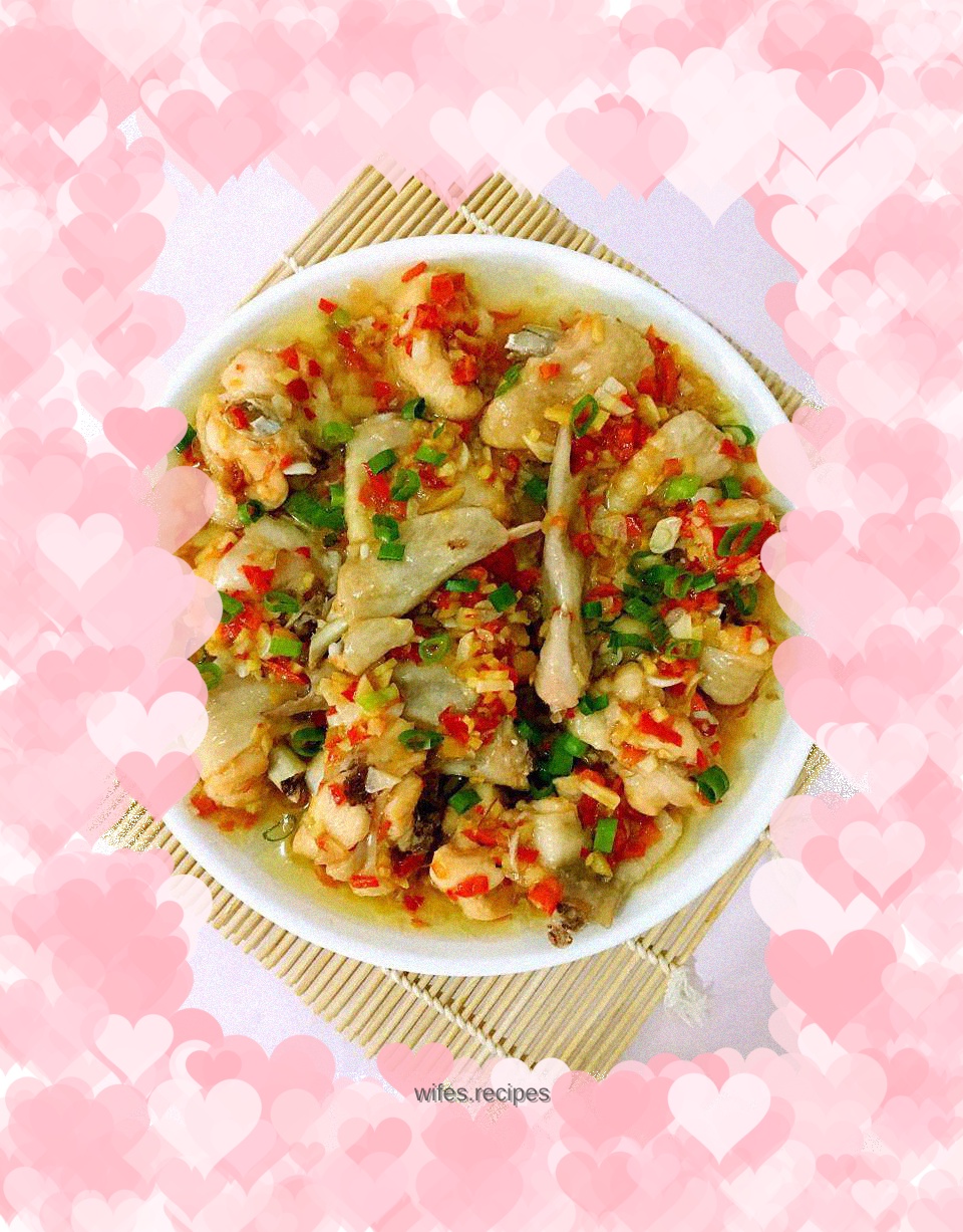 Steamed chicken wings with chopped pepper