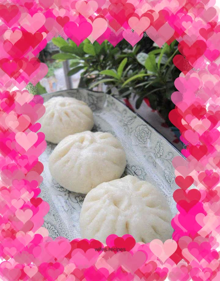 Fresh meat and green onion buns
