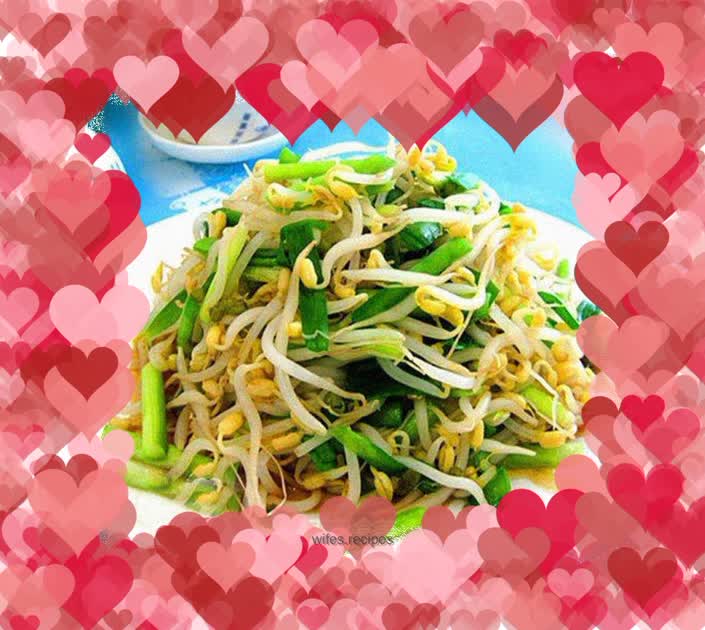 A light weight-loss side dish—fried bean sprouts with leeks