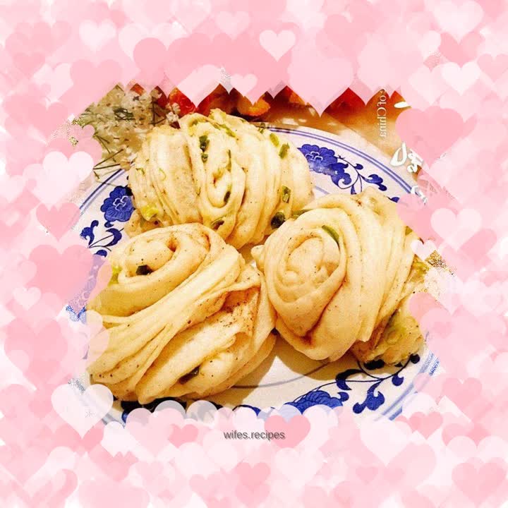 Onion-flavored flower rolls